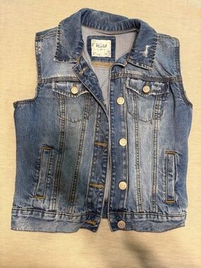 Mudd Denim Sleeveless Jacket Best in Light Blue Wash